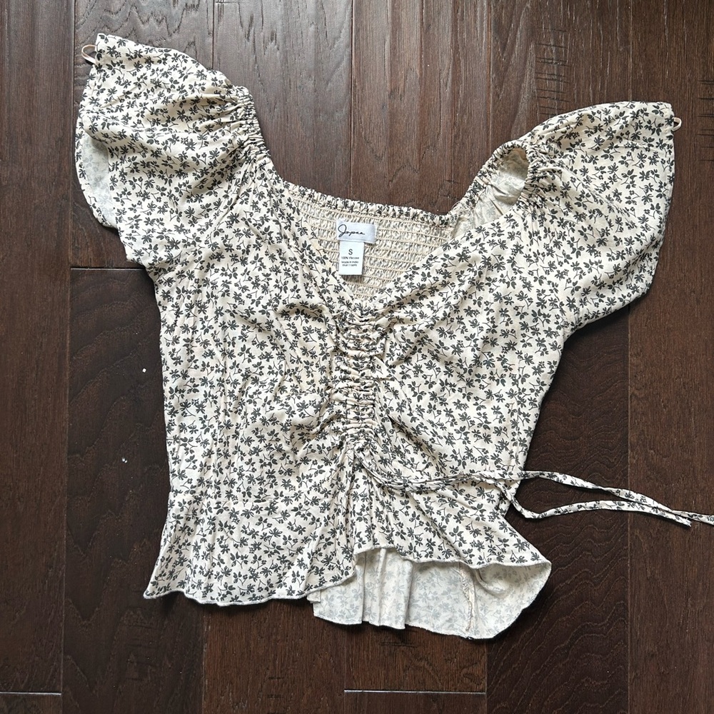 Flutter sleeve top